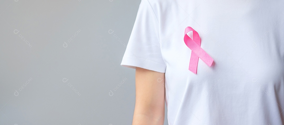 Mês de conscientização do câncer de mama de outubro, mulher idosa de camiseta branca com a mão segurando a fita rosa para apoiar as pessoas que vivem e estão doentes.