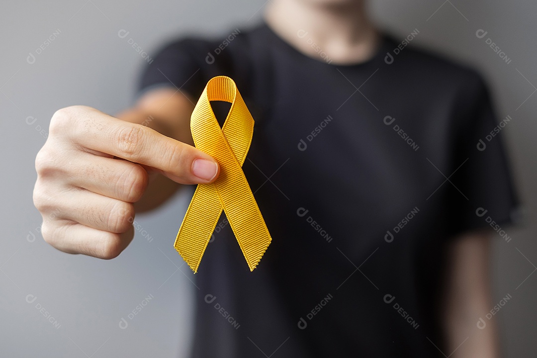 Dia de prevenção do suicídio, Sarcoma, osso, bexiga e mês de conscientização do câncer infantil, fita amarela para apoiar as pessoas que vivem e estão doentes. crianças conceito de saúde e dia mundial do câncer