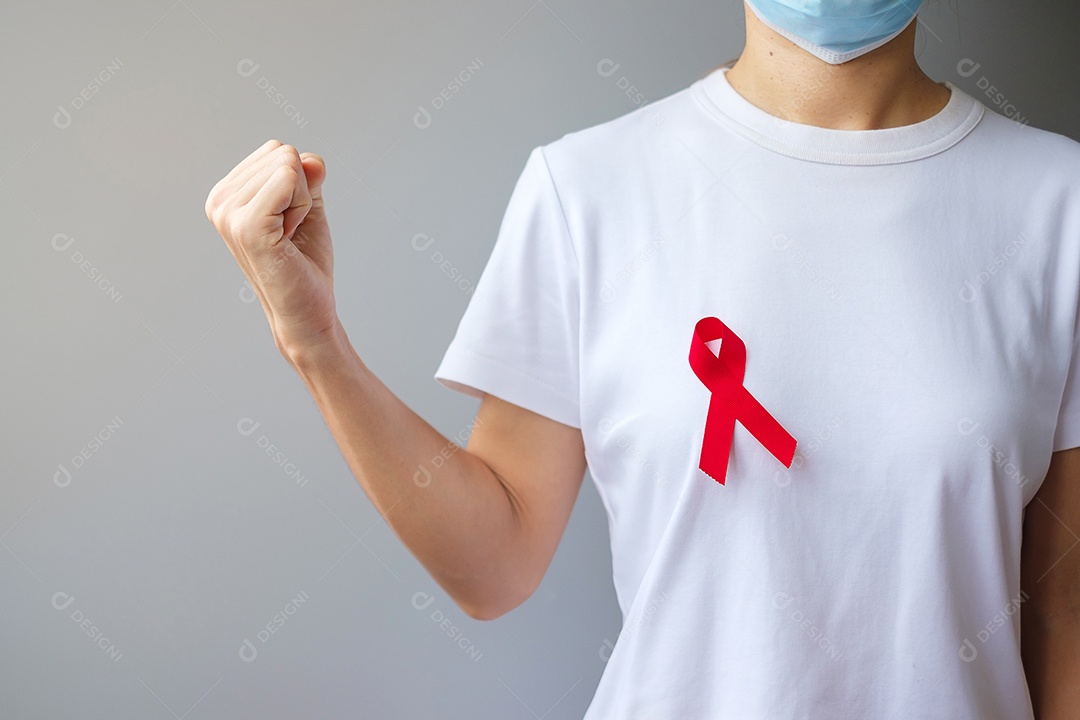 Mão segurando a fita vermelha para dezembro Dia Mundial da Aids (síndrome da imunodeficiência adquirida), mês de conscientização do câncer de mieloma múltiplo e semana nacional da fita vermelha.