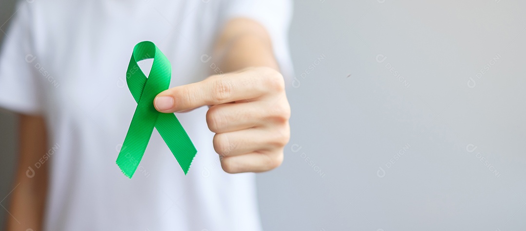 Fita verde para fígado, vesícula biliar, ducto biliar, câncer cervical, renal e mês de conscientização do linfoma. Conceito de saúde e dia mundial do câncer
