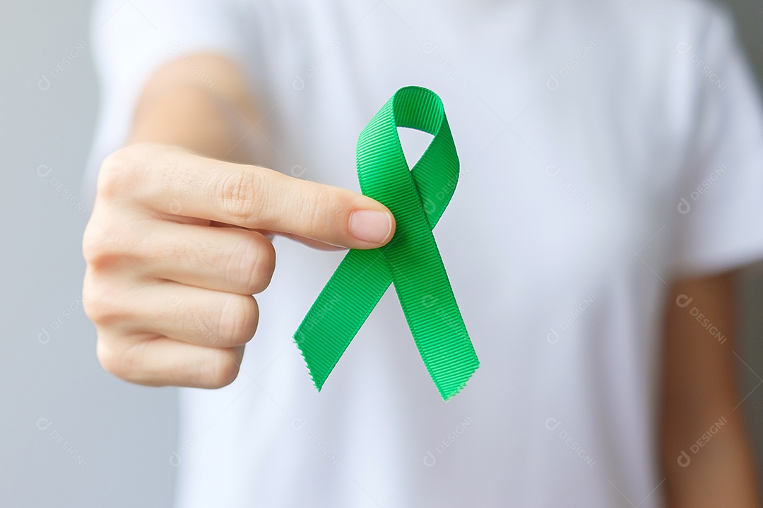 Fita verde para fígado, vesícula biliar, ducto biliar, câncer cervical, renal e mês de conscientização do linfoma. Conceito de saúde e dia mundial do câncer