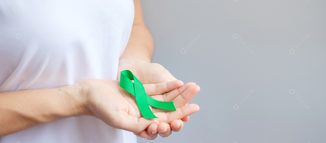 Fita verde para fígado, vesícula biliar, ducto biliar, câncer cervical, renal e mês de conscientização do linfoma. Conceito de saúde e dia mundial do câncer