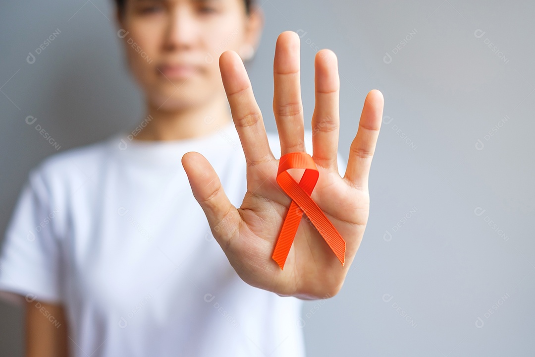 Mão segurando fita laranja para leucemia, rim segurando fita laranja para leucemia, dia do câncer de rim, esclerose múltipla mundial, CRPS, mês de conscientização de autolesão. Dia do conceito de saúde e dia do câncer da palavra, esclerose múltipla mu