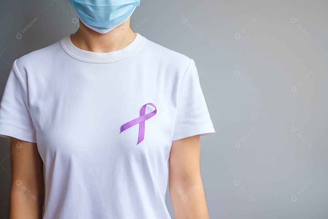 Fita roxa para câncer de pâncreas, esôfago, testículo, Alzheimer mundial, epilepsia, lúpus, sarcoidose, fibromialgia e mês de conscientização da violência doméstica. Conceito de dia mundial do câncer