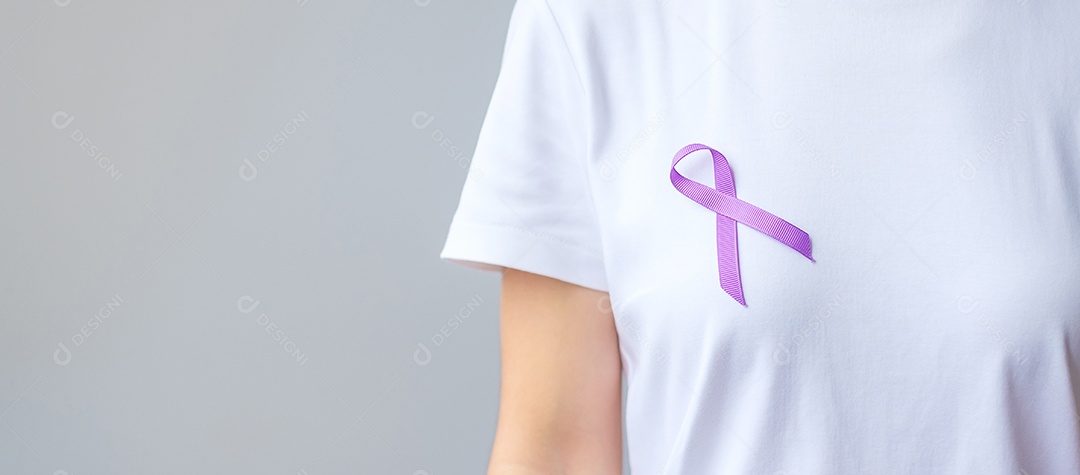 Fita roxa para câncer de pâncreas, esôfago, testículo, Alzheimer mundial, epilepsia, lúpus, sarcoidose, fibromialgia e mês de conscientização da violência doméstica. Conceito de dia mundial do câncer