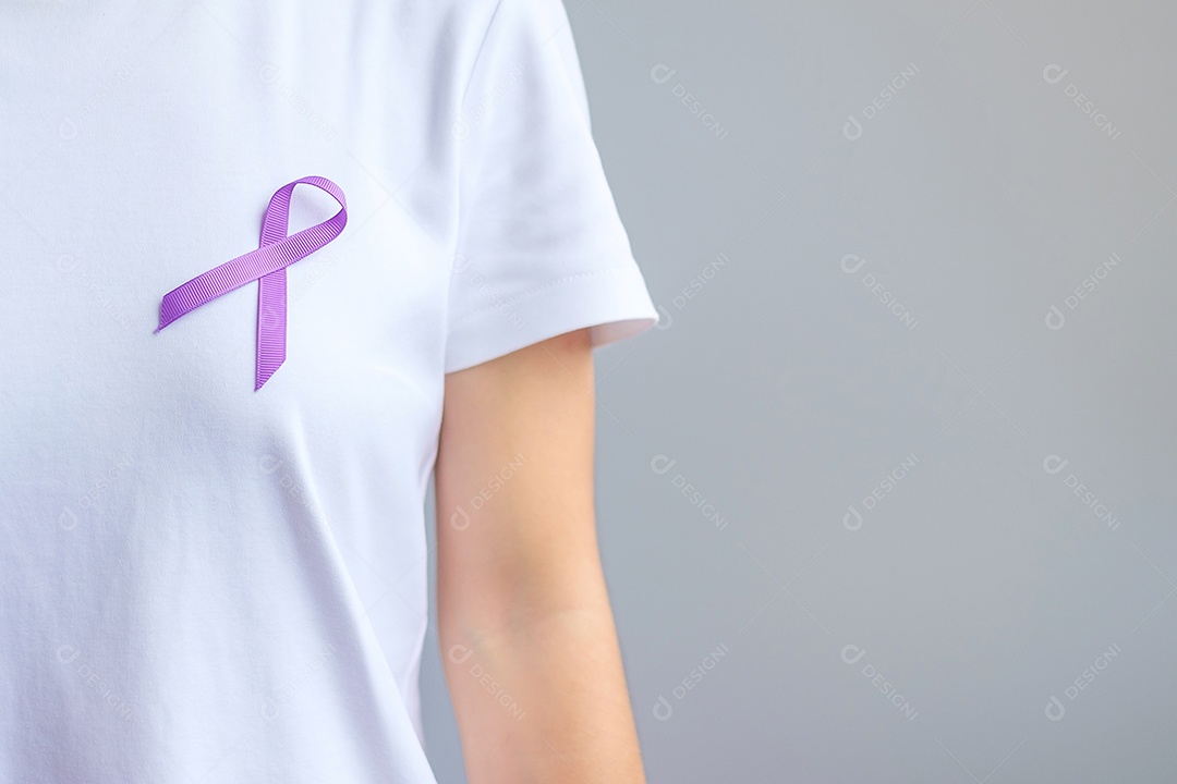 Fita roxa para câncer de pâncreas, esôfago, testículo, Alzheimer mundial, epilepsia, lúpus, sarcoidose, fibromialgia e mês de conscientização da violência doméstica. Conceito de dia mundial do câncer