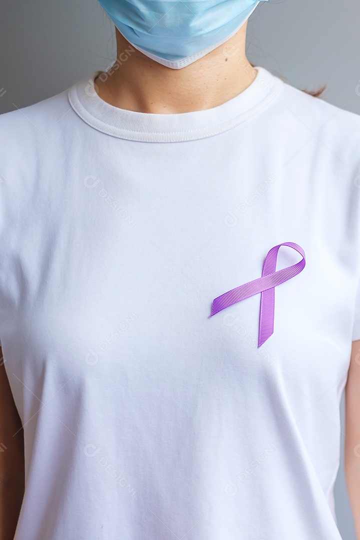 Mão segurando fita roxa para câncer de pâncreas, esôfago, testicular, Alzheimer mundial, epilepsia, lúpus, sarcoidose, fibromialgia e mês de conscientização sobre violência doméstica. Conceito de dia mundial do câncer