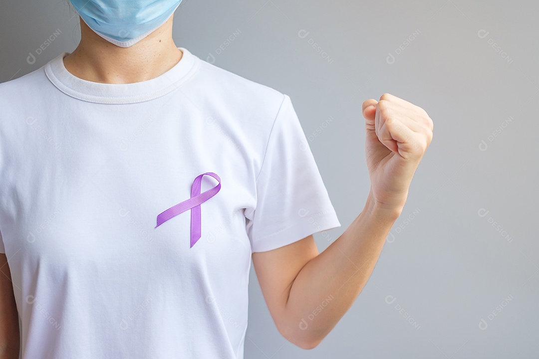Mão segurando fita roxa para câncer de pâncreas, esôfago, testicular, Alzheimer mundial, epilepsia, lúpus, sarcoidose, fibromialgia e mês de conscientização sobre violência doméstica. Conceito de dia mundial do câncer