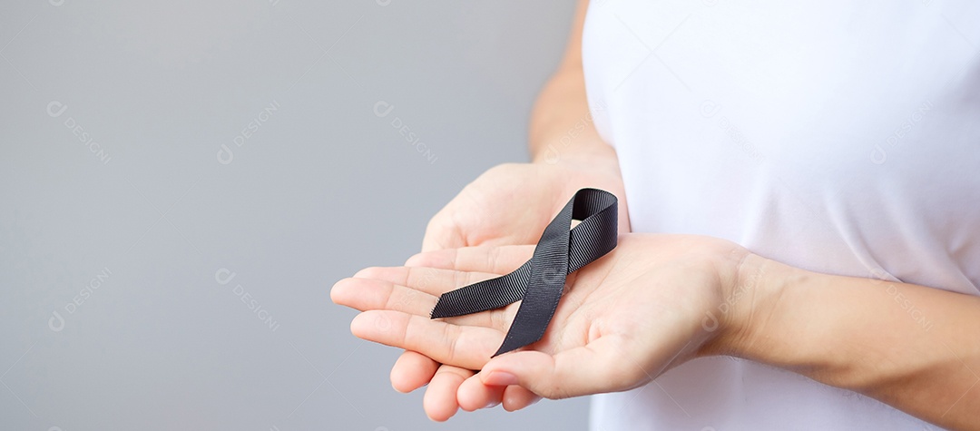 Fita preta para melanoma e câncer de pele, mês de conscientização sobre lesões por vacina, luto e descanse em paz. Conceito de saúde e racismo