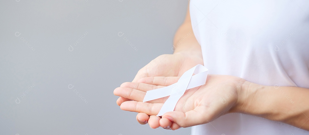 Mulher segurando a fita branca para o mês de conscientização do câncer de pulmão de novembro, democracia e dia internacional da paz. Conceito de saúde