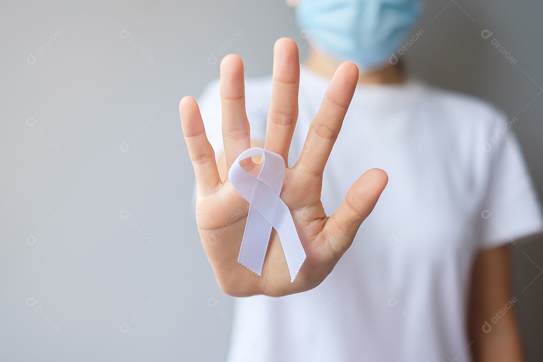 Mulher segurando a fita branca para o mês de conscientização do câncer de pulmão de novembro, democracia e dia internacional da paz. Conceito de saúde