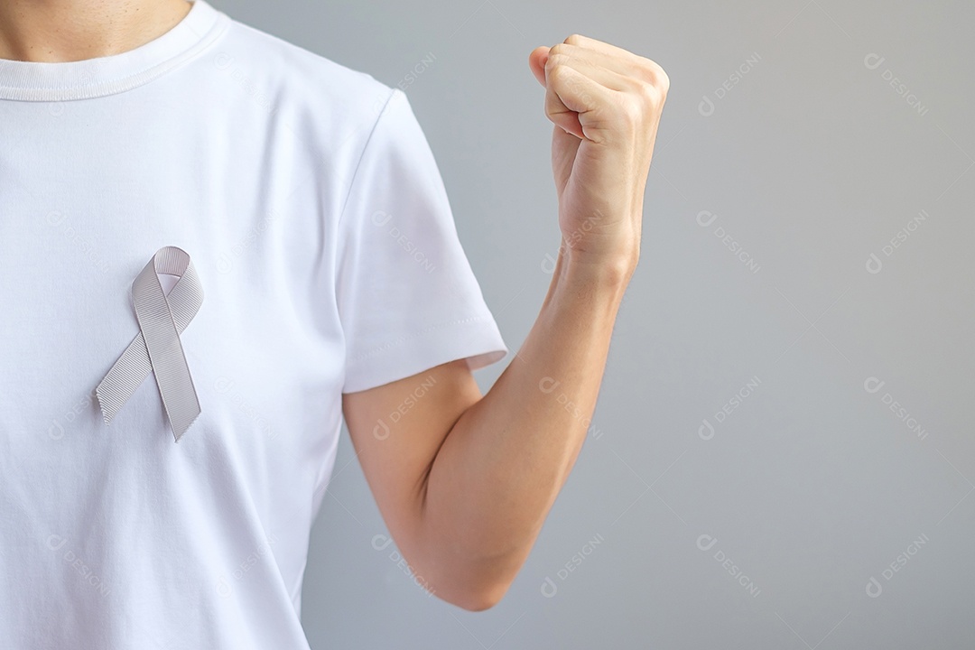 Mês de conscientização do câncer cerebral, mão de mulher segurando fita de cor cinza para apoiar as pessoas que vivem. Conceito de saúde e dia mundial do câncer