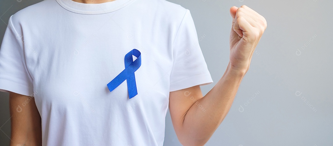 Mês de conscientização do câncer colorretal de março, fita azul escura para apoiar as pessoas que vivem e estão doentes. Cuidados de saúde, esperança e conceito de dia mundial do câncer