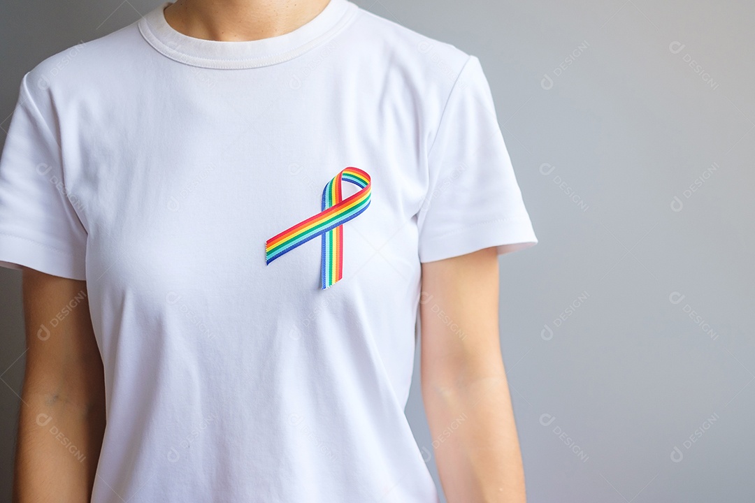 Fita LGBTQ Rainbow para apoiar a comunidade Lésbica, Gay, Bissexual, Transgênero e Queer e o conceito do mês do orgulho