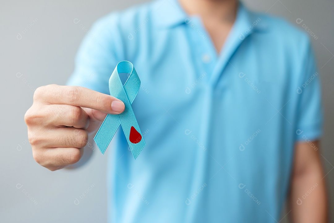 Mês de conscientização do Dia Mundial do Diabetes em novembro, homem segurando fita azul clara com forma de gota de sangue para apoiar pessoas que vivem, prevenção e doença. Cuidados de saúde, conceito de dia do câncer de próstata