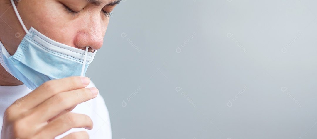 homem cotonete teste COVID-19 pelo kit de teste rápido de antígeno. Coronavírus Self nasal ou Teste em casa, conceito de bloqueio e isolamento doméstico