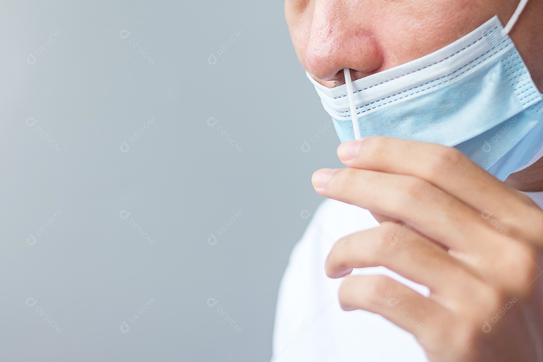 Homem cotonete teste COVID-19 pelo kit de teste rápido de antígeno. Coronavírus Self nasal ou Teste em casa, conceito de bloqueio e isolamento doméstico