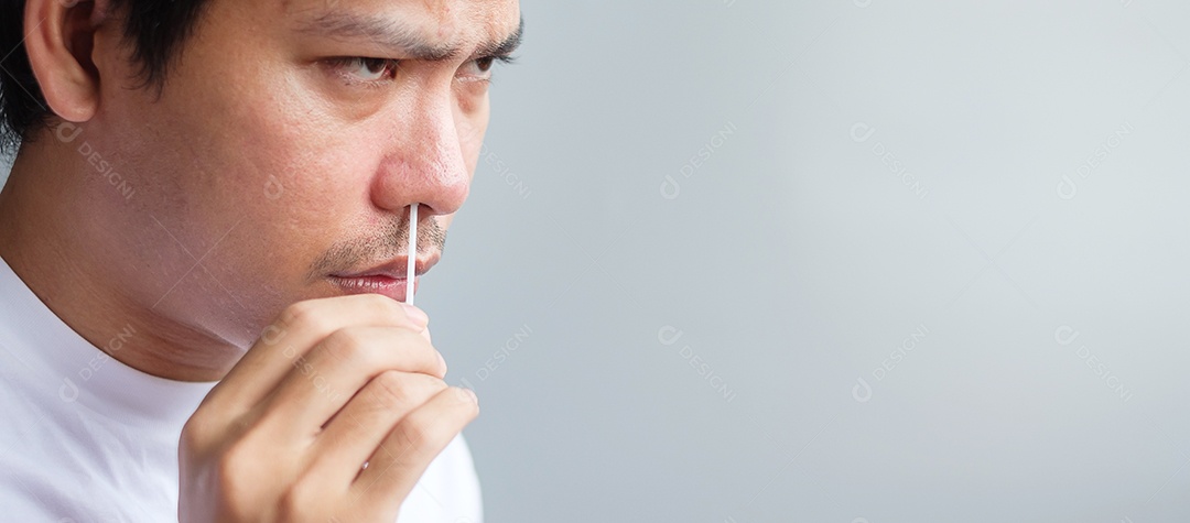 Homem cotonete teste COVID-19 pelo kit de teste rápido de antígeno. Coronavírus Self nasal ou Teste em casa, conceito de bloqueio e isolamento doméstico