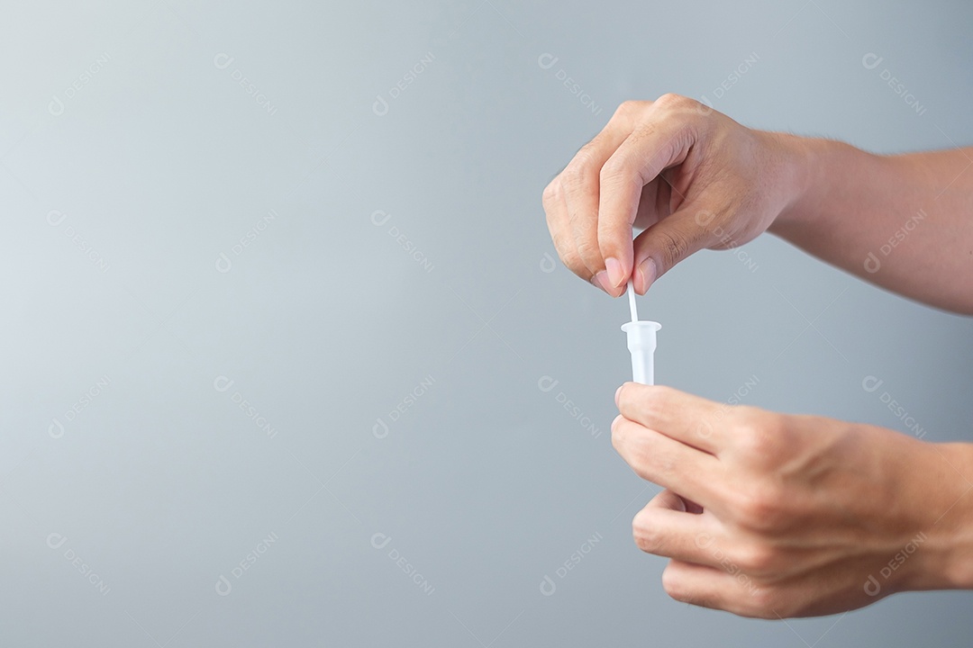 Homem cotonete teste COVID-19 pelo kit de teste rápido de antígeno. Coronavírus Self nasal ou Teste em casa, conceito de bloqueio e isolamento doméstico
