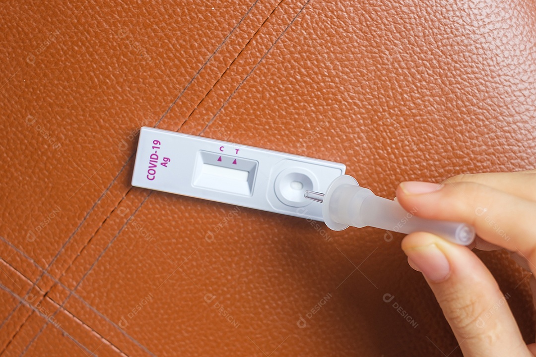 Homem cotonete teste COVID-19 pelo kit de teste rápido de antígeno. Coronavírus Self nasal ou Teste em casa, conceito de bloqueio e isolamento doméstico