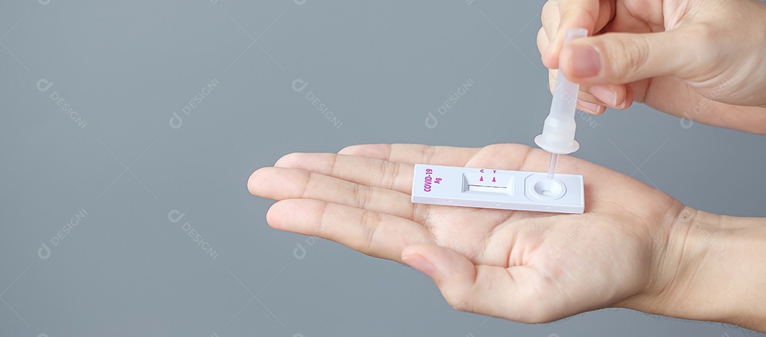 Homem cotonete teste COVID-19 pelo kit de teste rápido de antígeno. Corona vírus Self nasal ou Teste em casa, conceito de bloqueio e isolamento doméstico