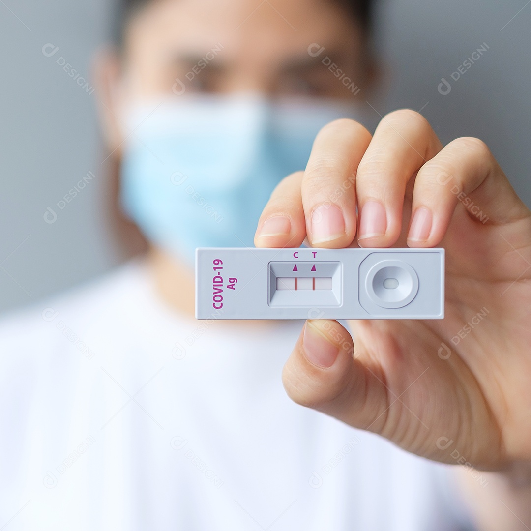 Mulher segurando o kit de teste rápido de antígeno com resultado positivo durante o teste de cotonete COVID-19. Coronavírus Self nasal ou Teste em casa, conceito de bloqueio e isolamento doméstico