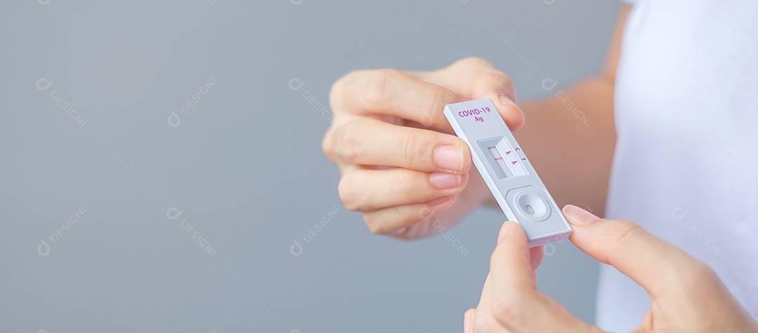 Kit de teste rápido de antígeno com resultado negativo durante o teste de swab COVID-19. Coronavírus Self nasal ou Teste em casa, conceito de bloqueio e isolamento doméstico