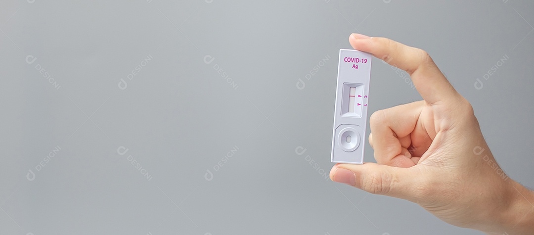 Kit de teste rápido de antígeno com resultado negativo durante o teste de swab COVID-19. Coronavírus Self nasal ou Teste em casa, conceito de bloqueio e isolamento doméstico