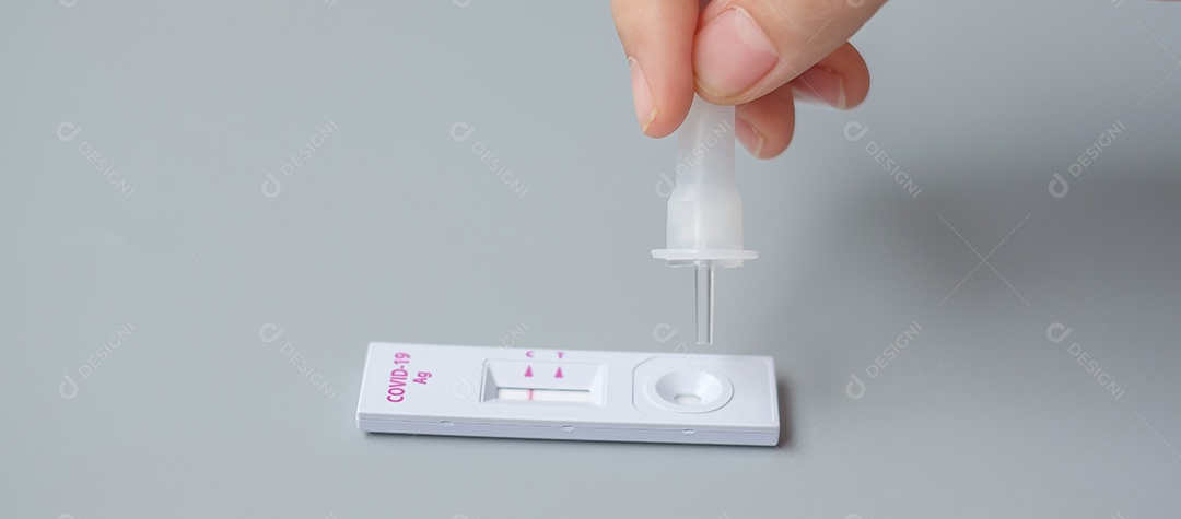 Kit de teste rápido de antígeno com resultado negativo durante o teste de swab COVID-19. Coronavírus Self nasal ou Teste em casa, conceito de bloqueio e isolamento doméstico