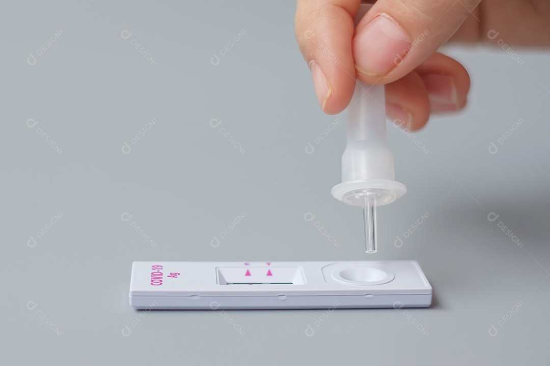 Kit de teste rápido de antígeno com resultado negativo durante o teste de swab COVID-19. Coronavírus Self nasal ou Teste em casa, conceito de bloqueio e isolamento doméstico