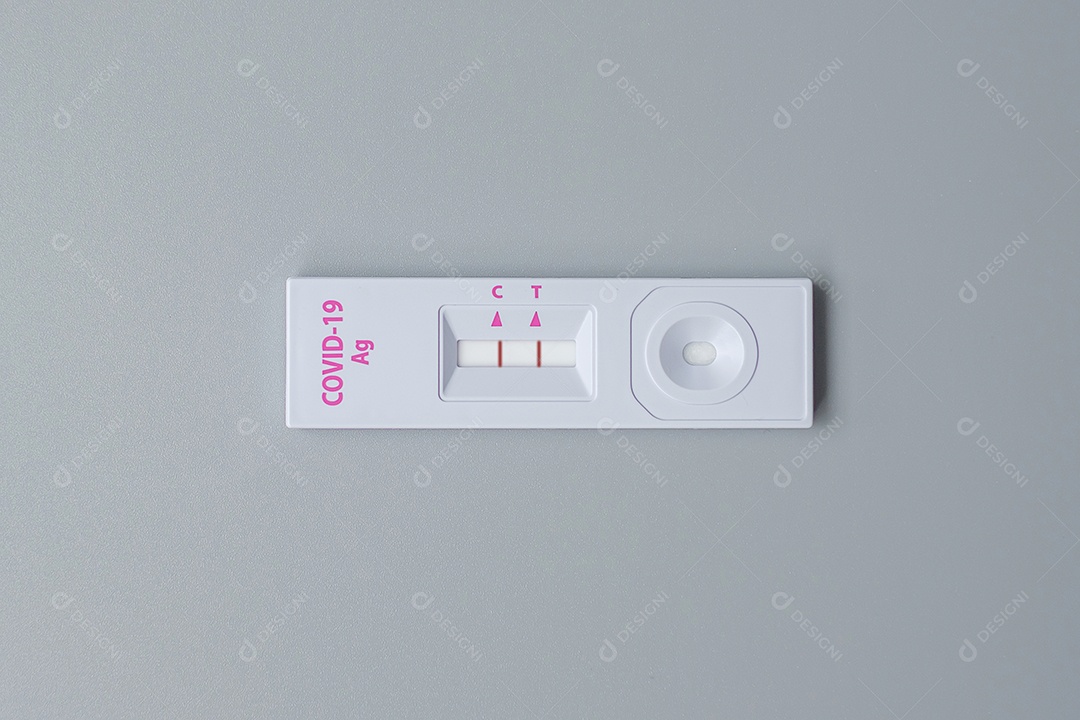 Kit de teste rápido de antígeno com resultado positivo durante o teste de swab COVID-19. Coronavírus Self nasal ou Teste em casa, conceito de bloqueio e isolamento doméstico