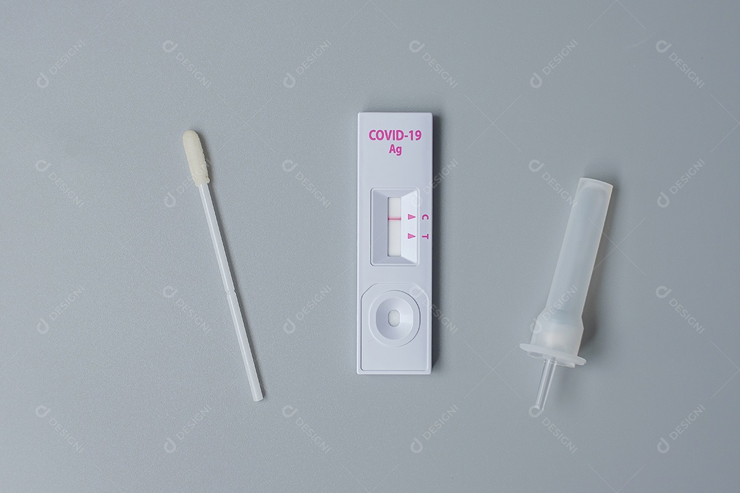 Kit de teste rápido de antígeno com resultado negativo durante o teste de swab COVID-19. Coronavírus Self nasal ou Teste em casa, conceito de bloqueio e isolamento doméstico