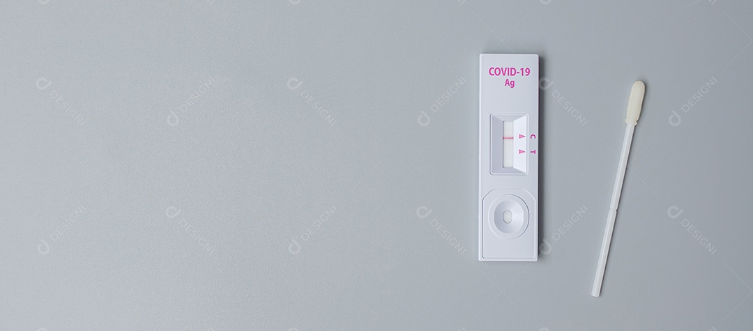 Kit de teste rápido de antígeno com resultado negativo durante o teste de swab COVID-19. Coronavírus Self nasal ou Teste em casa, conceito de bloqueio e isolamento doméstico