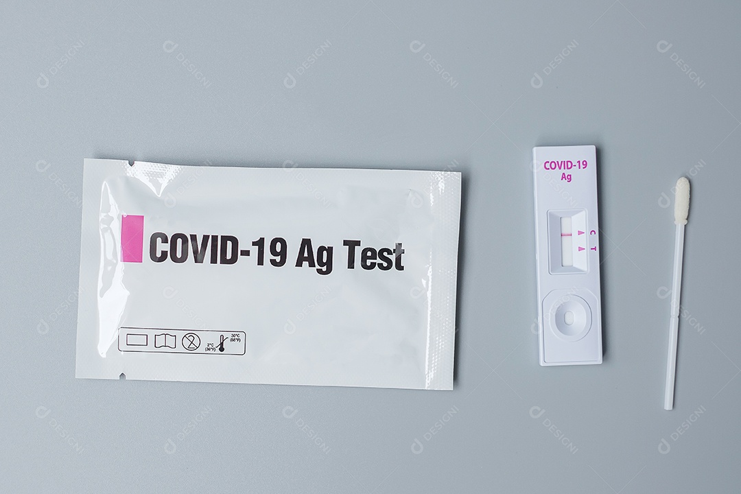 Kit de teste rápido de antígeno com resultado negativo durante o teste de swab COVID-19. Coronavírus Self nasal ou Teste em casa, conceito de bloqueio e isolamento doméstico.