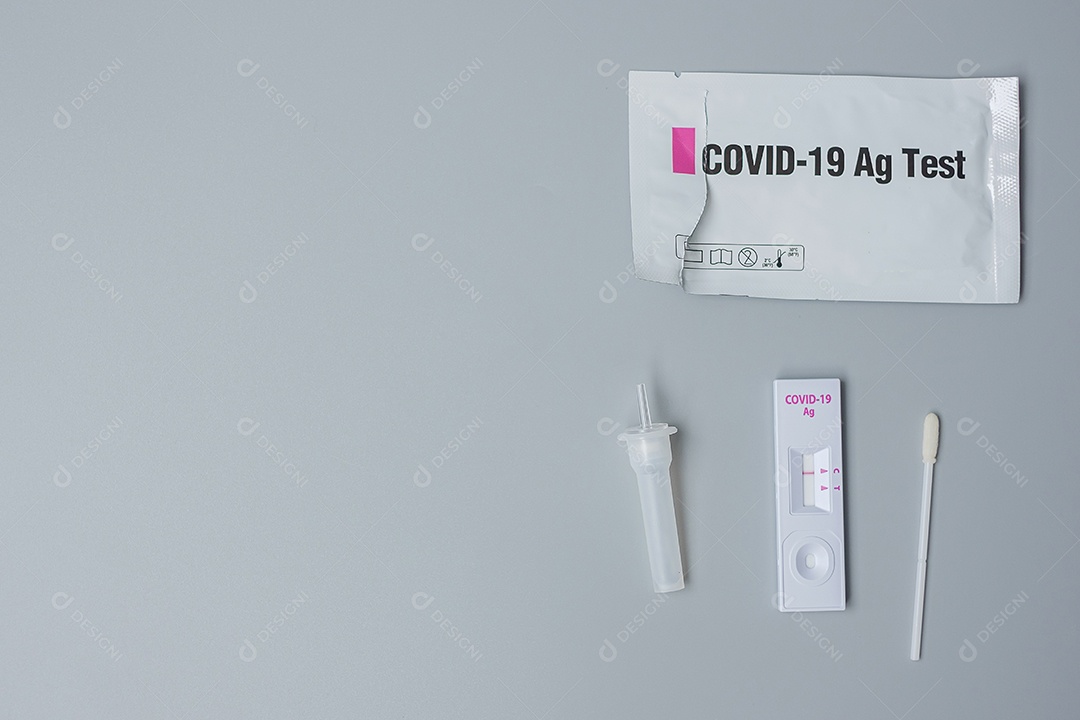 Kit de teste rápido de antígeno com resultado negativo durante o teste de swab COVID-19. Coronavírus Self nasal ou Teste em casa, conceito de bloqueio e isolamento doméstico.