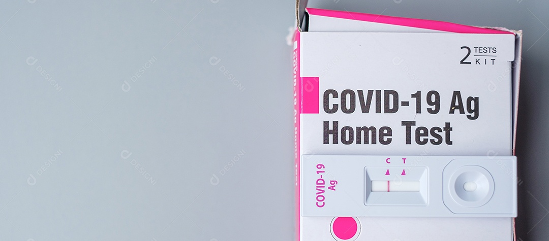 Kit de teste rápido de antígeno com resultado negativo durante o teste de swab COVID-19. Coronavírus Self nasal ou Teste em casa, conceito de bloqueio e isolamento doméstico.