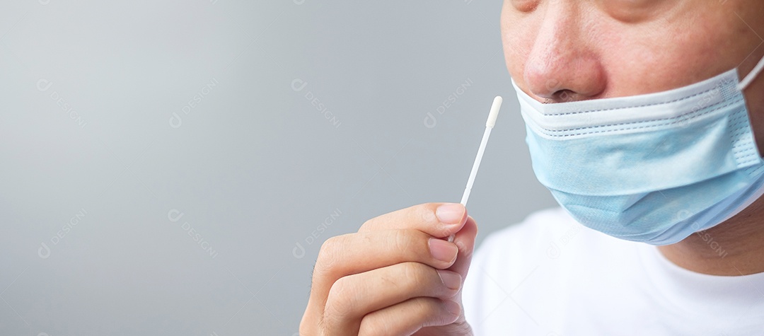 Homem cotonete teste COVID-19 pelo kit de teste rápido de antígeno. Coronavírus Self nasal ou Teste em casa, conceito de bloqueio e isolamento doméstico