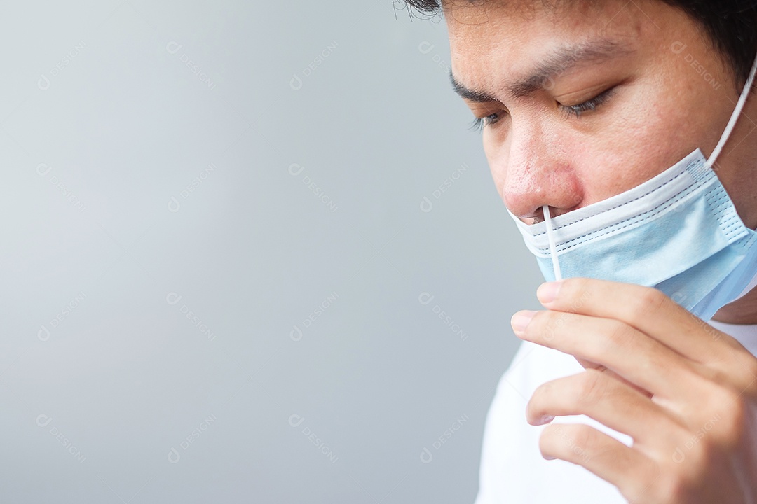 Homem cotonete teste COVID-19 pelo kit de teste rápido de antígeno. Coronavírus Self nasal ou Teste em casa, conceito de bloqueio e isolamento doméstico