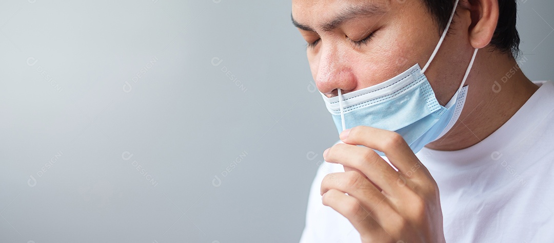 Homem cotonete teste COVID-19 pelo kit de teste rápido de antígeno. Coronavírus Self nasal ou Teste em casa, conceito de bloqueio e isolamento doméstico