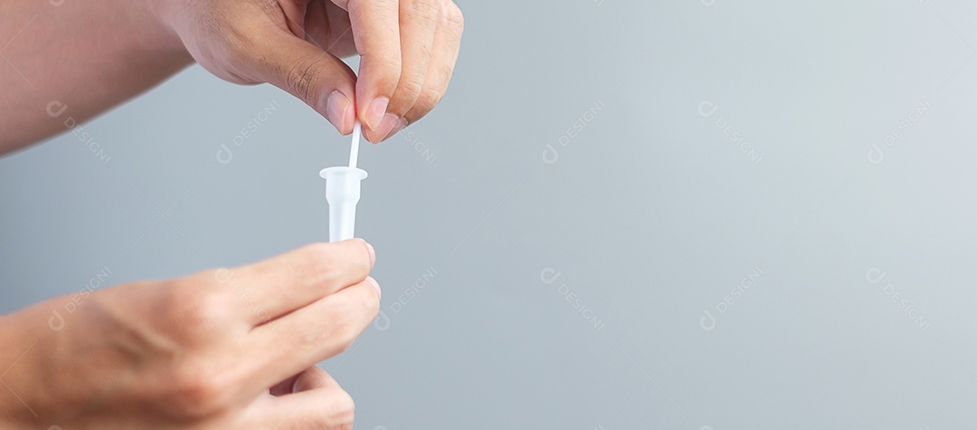 Homem cotonete teste COVID-19 pelo kit de teste rápido de antígeno. Coronavírus Self nasal ou Teste em casa, conceito de bloqueio e isolamento doméstico