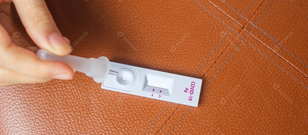 Kit de teste rápido de antígeno com resultado negativo durante o teste de swab COVID-19. Coronavírus Self nasal ou Teste em casa, conceito de bloqueio e isolamento doméstico.