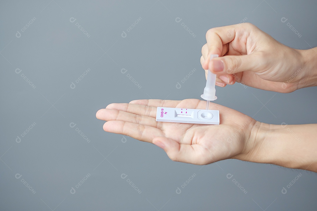 Kit de teste rápido de antígeno com resultado negativo durante o teste de swab COVID-19. Coronavírus Self nasal ou Teste em casa, conceito de bloqueio e isolamento doméstico.