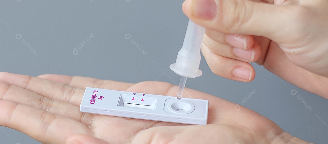 Kit de teste rápido de antígeno com resultado negativo durante o teste de swab COVID-19. Coronavírus Self nasal ou Teste em casa, conceito de bloqueio e isolamento doméstico.