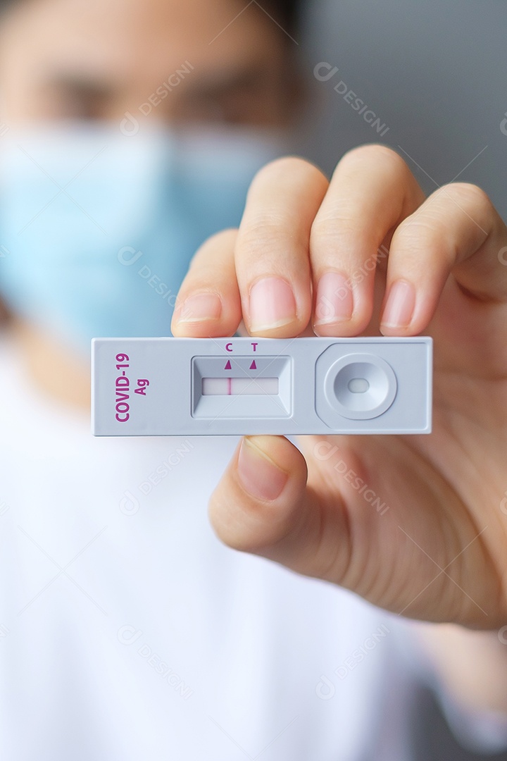 Kit de teste rápido de antígeno com resultado negativo durante o teste de swab COVID-19. Coronavírus Self nasal ou Teste em casa, conceito de bloqueio e isolamento doméstico.