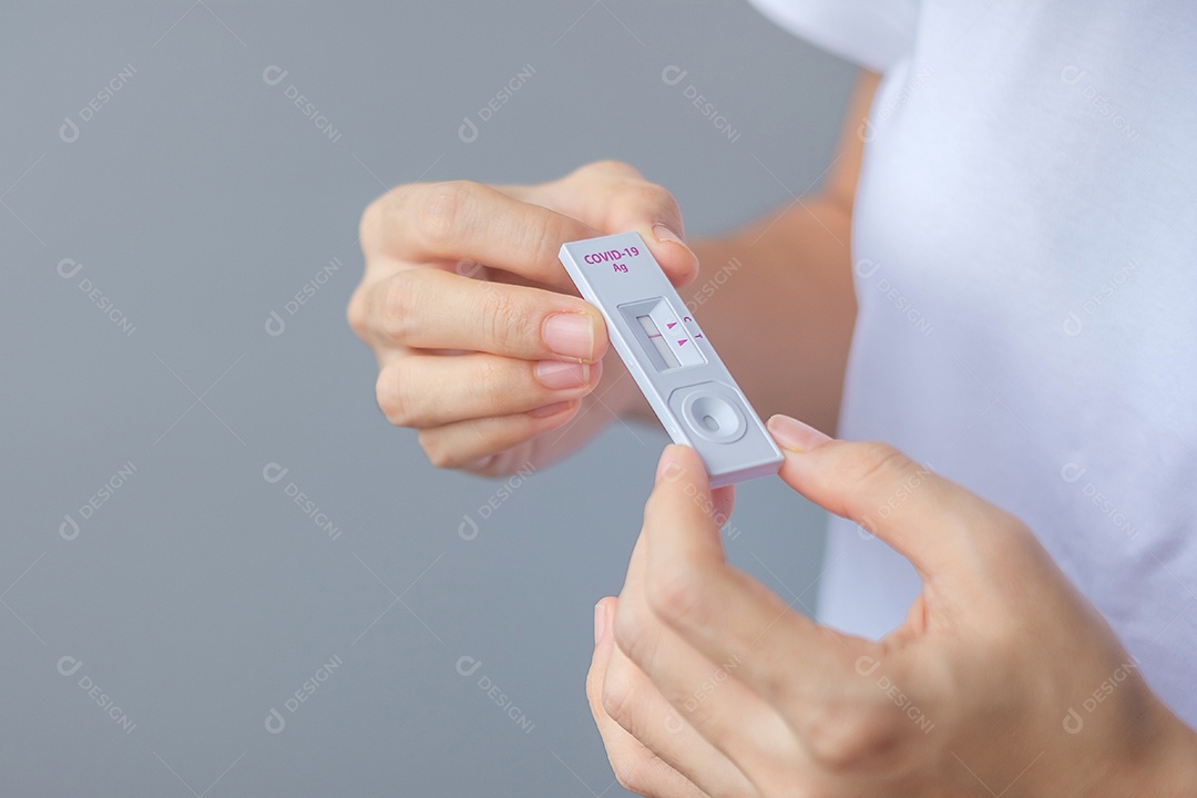 Kit de teste rápido de antígeno com resultado negativo durante o teste de swab COVID-19. Coronavírus Self nasal ou Teste em casa, conceito de bloqueio e isolamento doméstico.