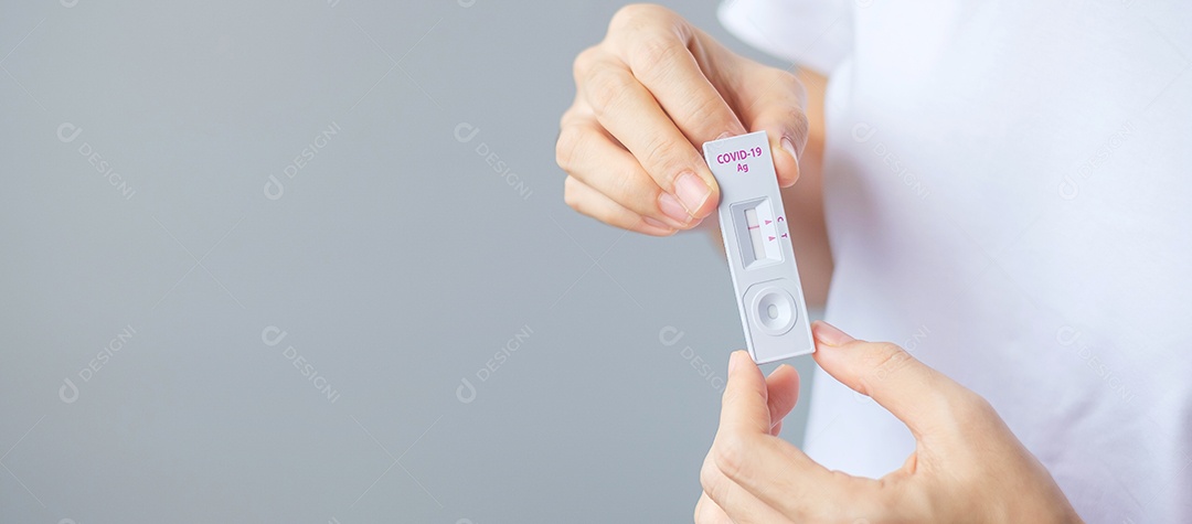 Kit de teste rápido de antígeno com resultado negativo durante o teste de swab COVID-19. Coronavírus Self nasal ou Teste em casa, conceito de bloqueio e isolamento doméstico.