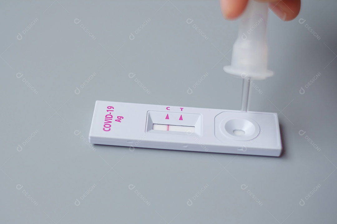 Homem cotonete teste COVID-19 pelo kit de teste rápido de antígeno. Coronavírus.