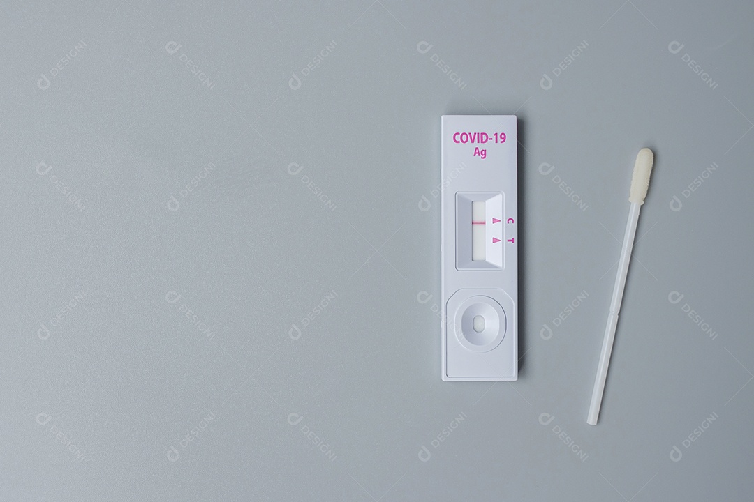 Homem segurando o kit de teste rápido de antígeno com resultado negativo durante.