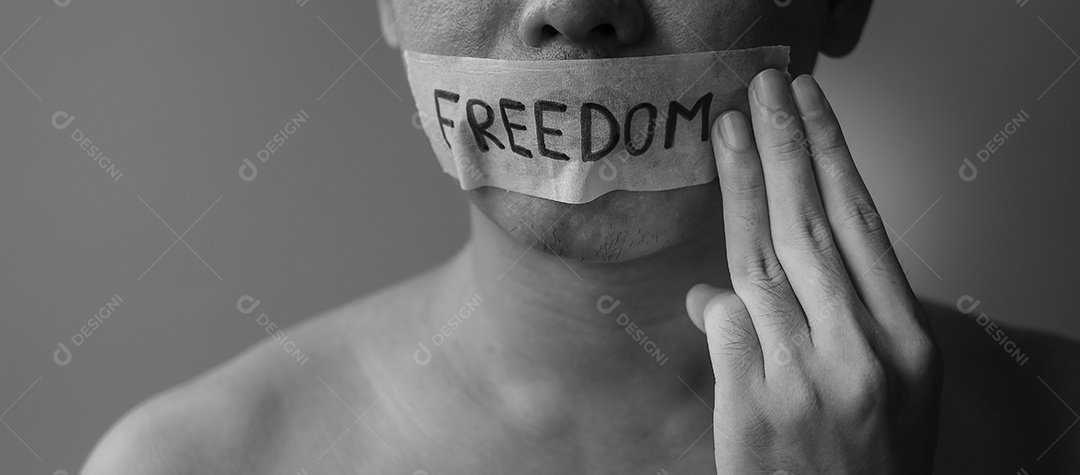 Homem mostra três dedos com a boca selada em fita adesiva .