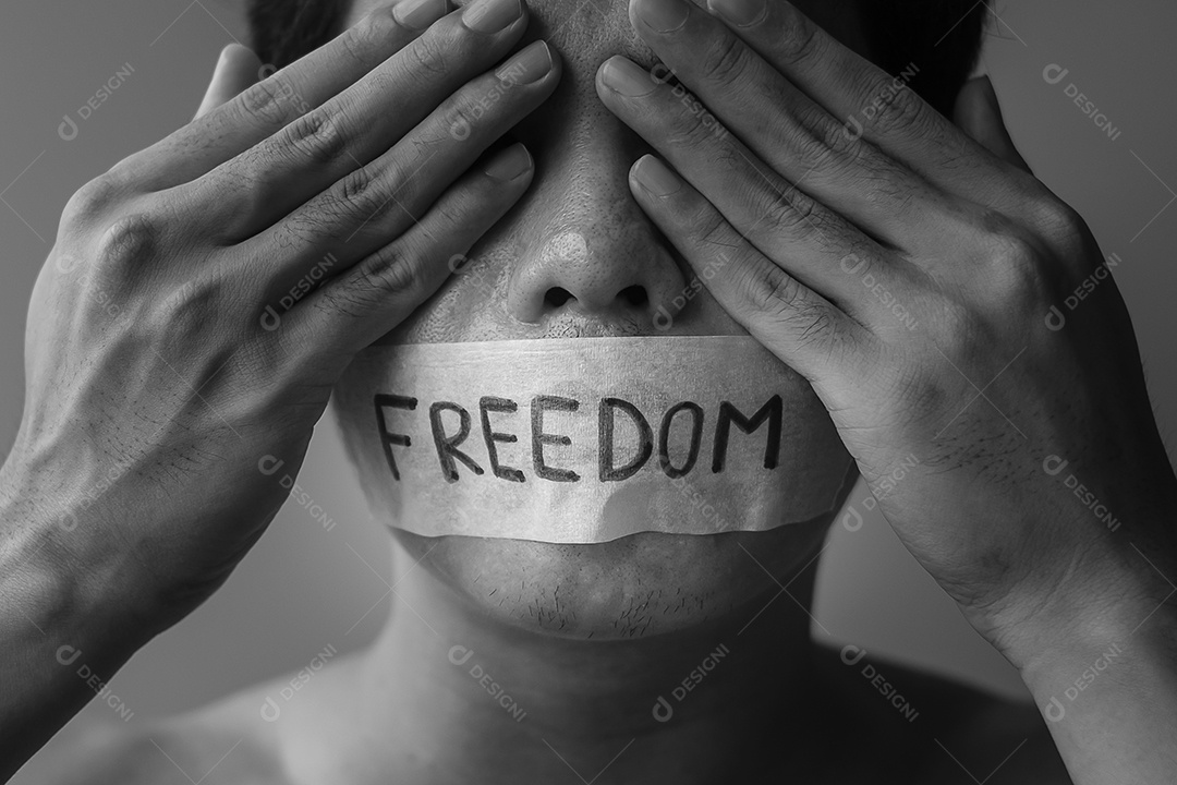 Homem com a boca selada em fita adesiva com mensagem de Liberdade.